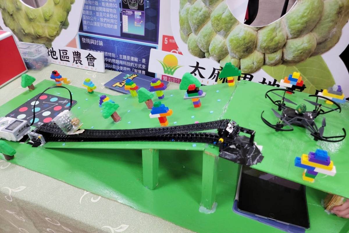 三和走讀學堂實驗小學團隊從在地需求發現問題，發想設計智慧農業運輸機，結合機器人、程式語言與資通訊科技，突破空間限制，希望解決釋迦採收及運輸等困境。