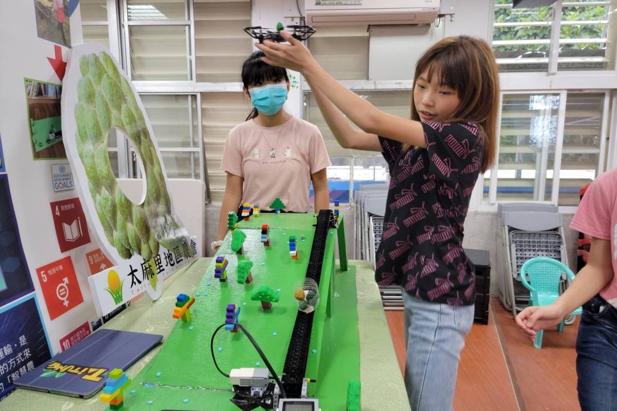 三和走讀學堂實驗小學團隊從在地需求發現問題，發想設計智慧農業運輸機，結合機器人、程式語言與資通訊科技，突破空間限制，希望解決釋迦採收及運輸等困境。
