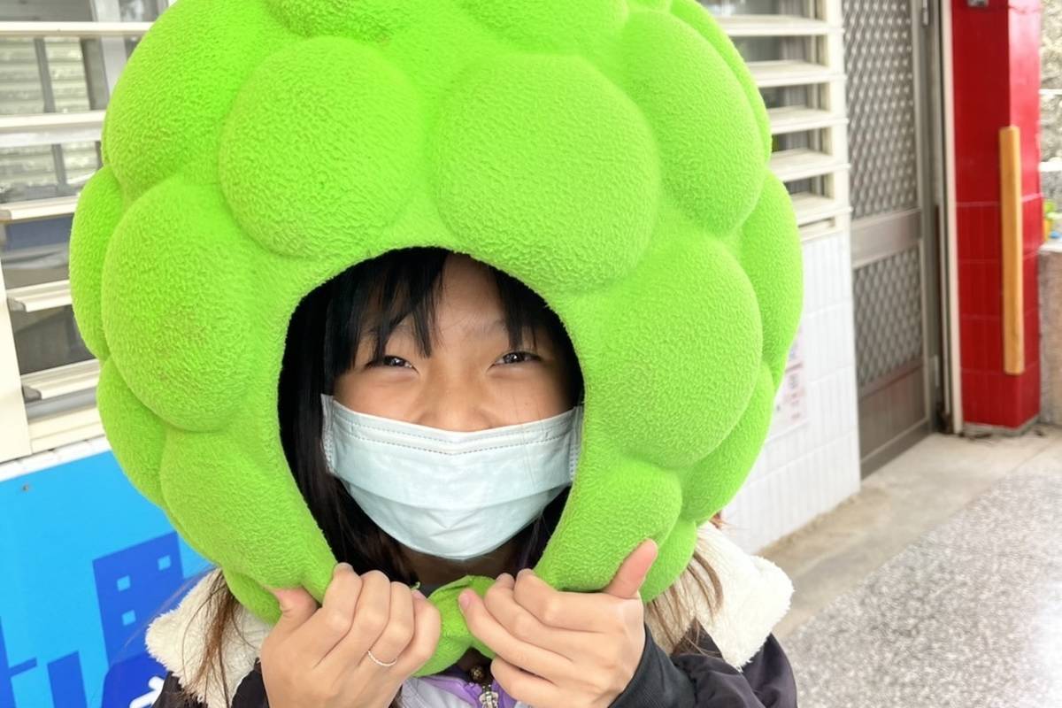 三和走讀學堂實驗小學向縣府借用縣長饒慶鈴同款釋迦娃娃頭，要在全國競賽中結合作品主題推廣臺東釋迦。(三和走讀學堂實驗小學提供)