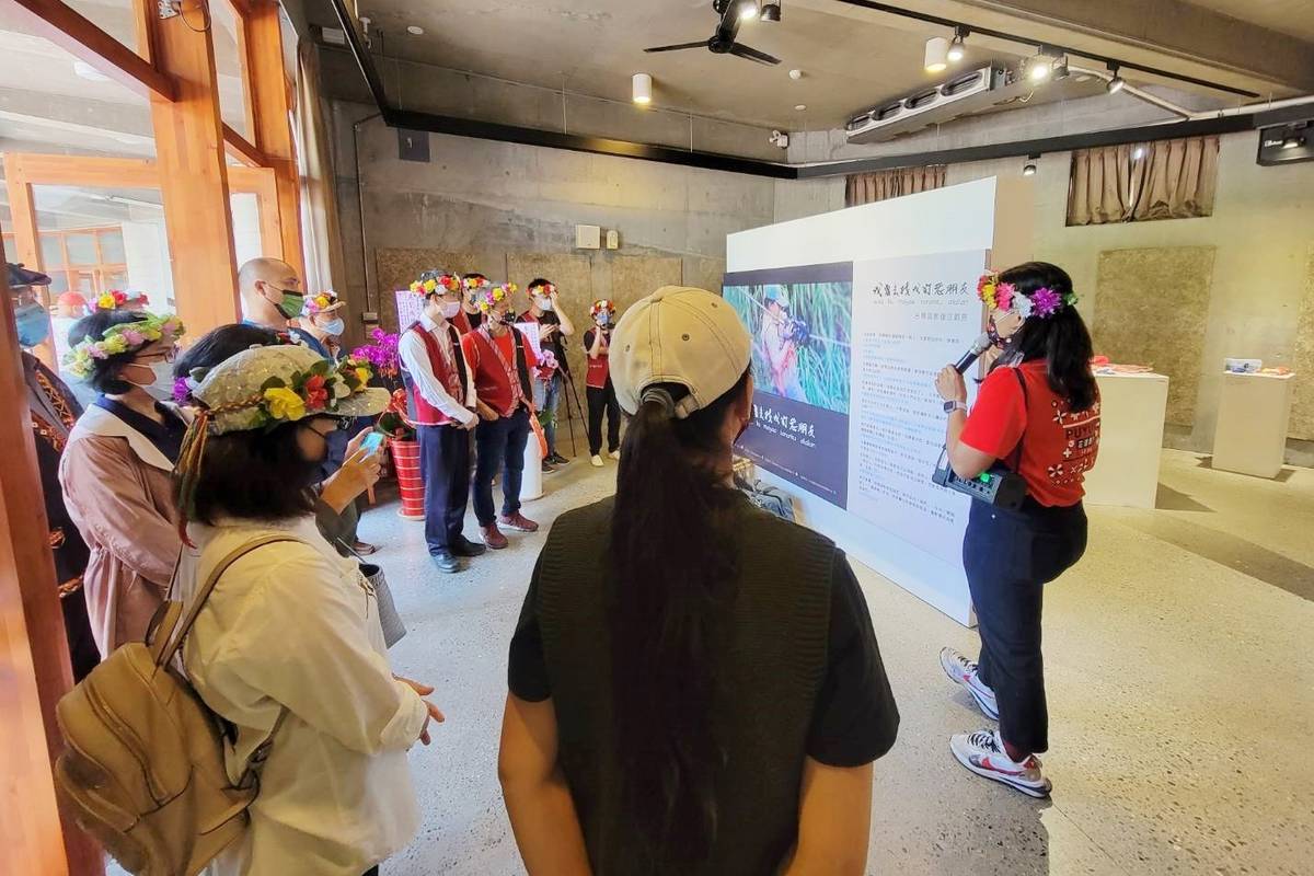 南王Puyuma花環實驗小學辦理「我要去找我的老朋友－呂育芸影像回顧展」，展出南王部落影像工作者呂育芸生前拍攝的珍貴影像。