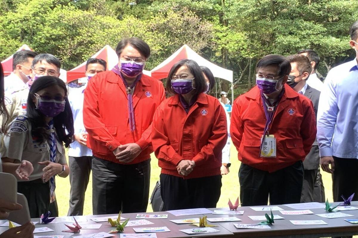 總統蔡英文(中)、教育部長潘文忠(右)、童軍總會理事長林右昌一同觀看園遊會攤位