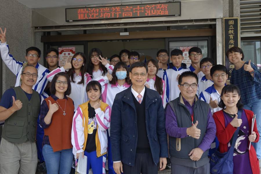 瑞祥高中師生參訪電臺巧遇電台總台長與分台長，雙方開心於電台門口合照