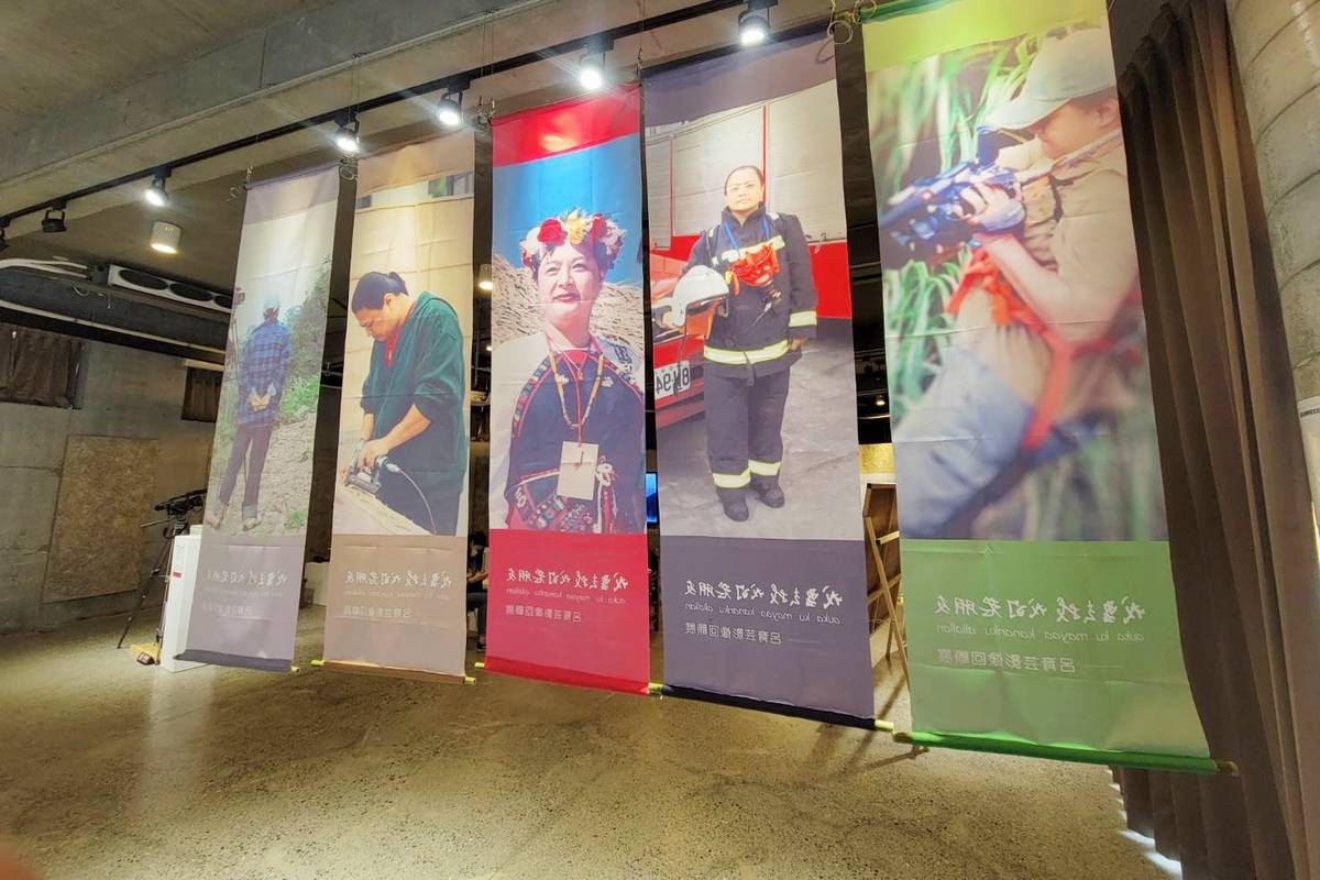 南王Puyuma花環實驗小學辦理呂育芸影像回顧展，感念她對部落的貢獻，也讓更多人認識這位「值得佩戴花環的人。」