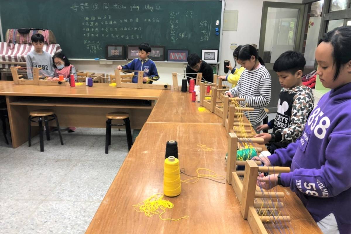 烏來國中小國中部每位學生必須選一年參與泰雅編織社團，畢業前完成屬於自己的織衣(資料照)