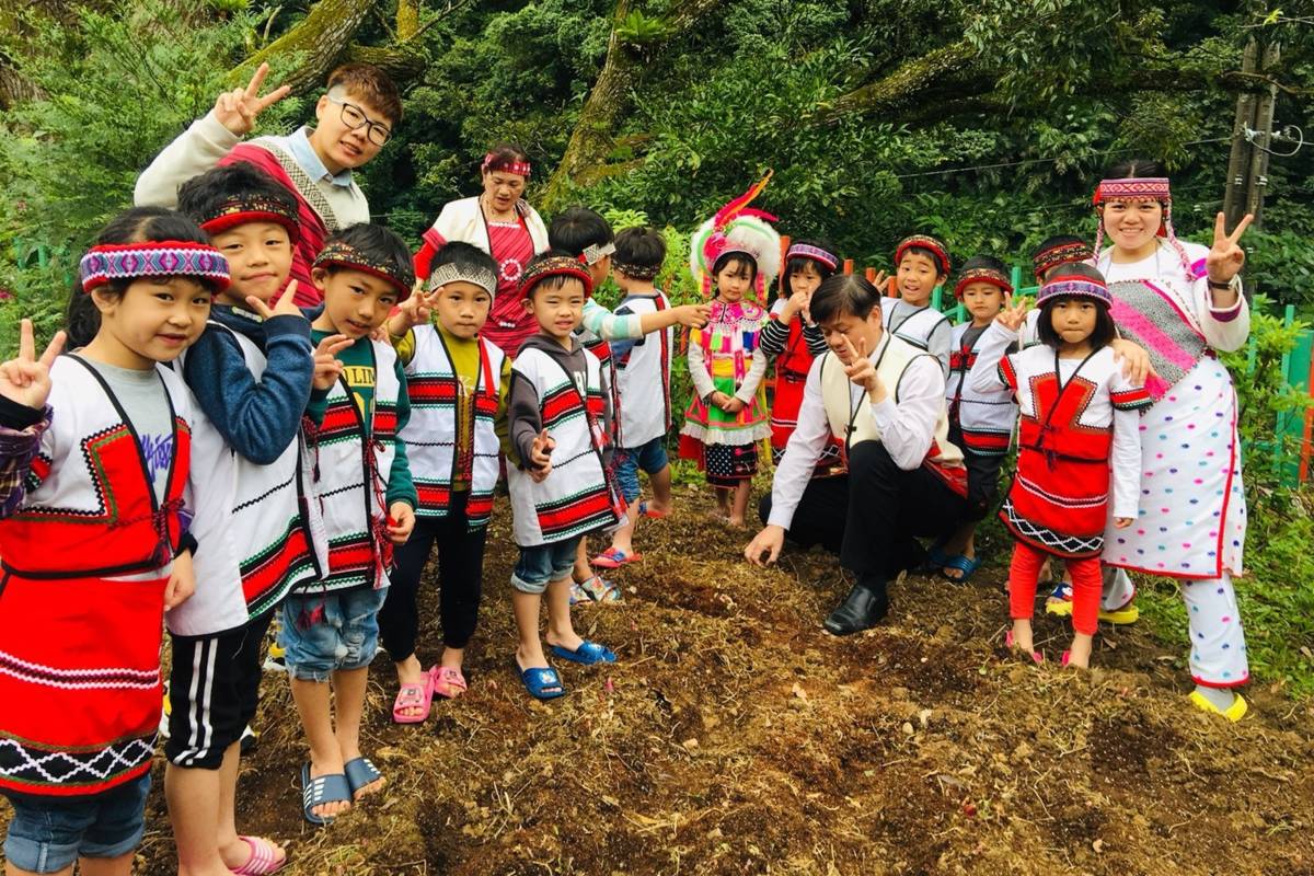 烏來國中小附幼幼生穿上自己的族服，由耆老帶領幼兒進行播種祭儀式(資料照)