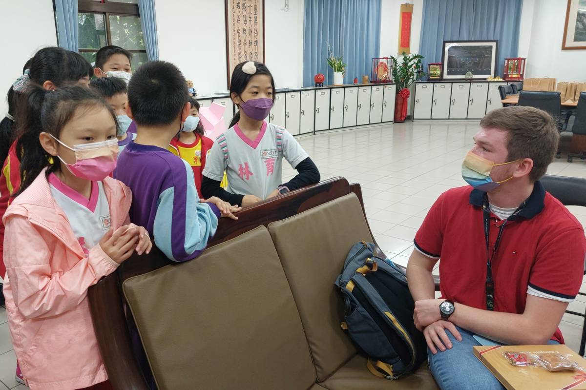 這4位美國大學生完成防疫規範後，到學校進行相見歡儀式