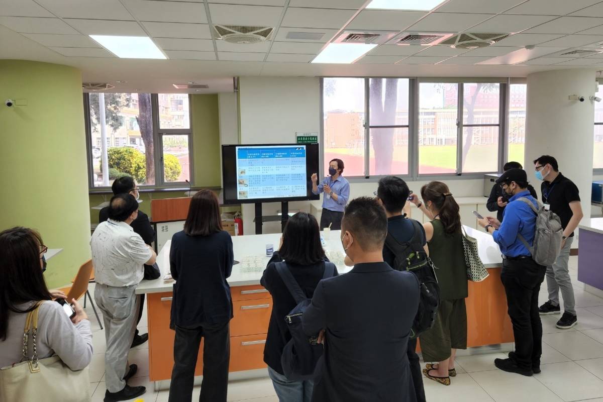 南臺科大高齡福祉服務系劉明宜老師運用社區廚房示範教室進行介護食之講解與示範。