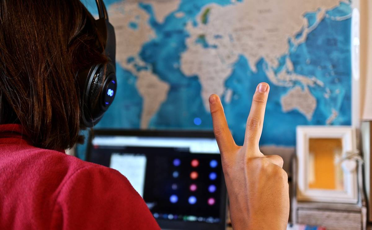 Nowadays, online courses become more and more important.
