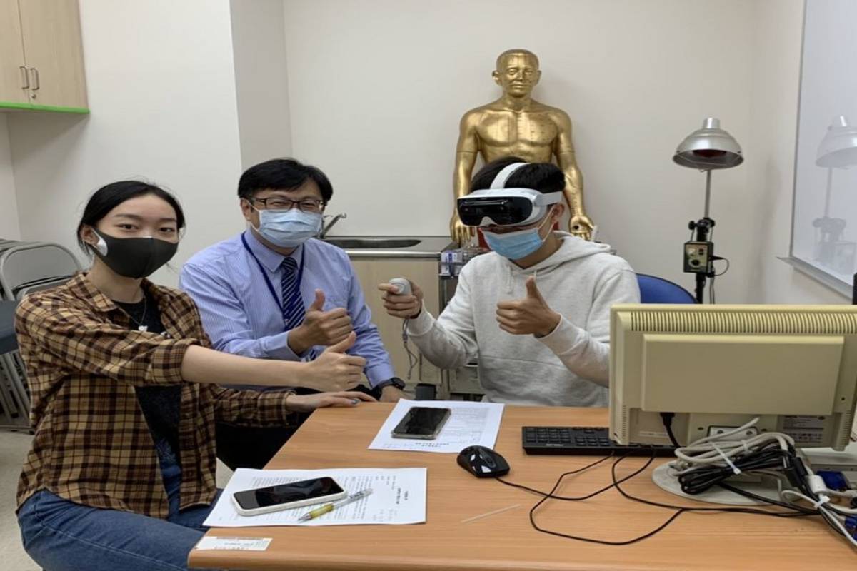 顏宏融院長指導VR虛擬實境中醫藥英語教學
