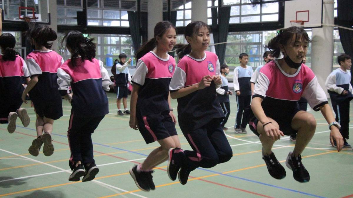 109學年度健康體位優等-宜蘭縣凱旋國中-學生們在室內跳繩