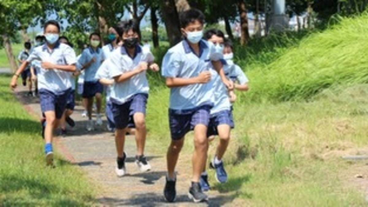 109學年度健康體位優等-宜蘭縣凱旋國中-學生們在校外運動