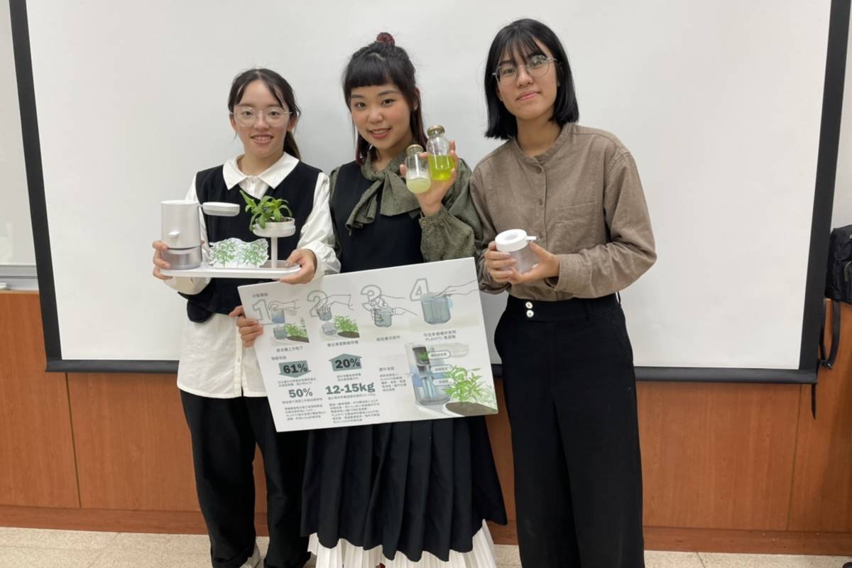明志科技大學段言(右一)、吳佳儀(左一)、簡語捷以及胡林維廷(中)以產品「PLANTO」獲得2022奇想設計大賽「創新科技組」金獎。