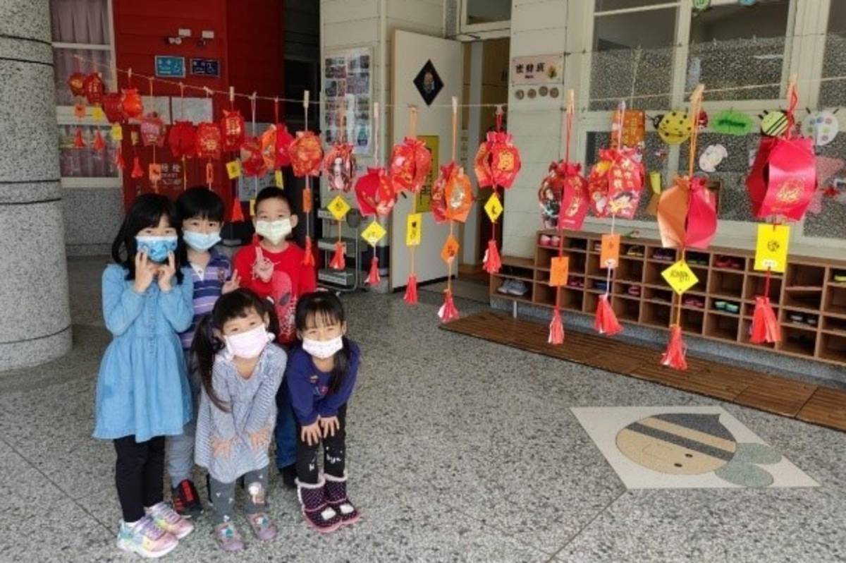 東華附小學生製作元宵燈籠與美國交流夥伴分享元宵節習俗