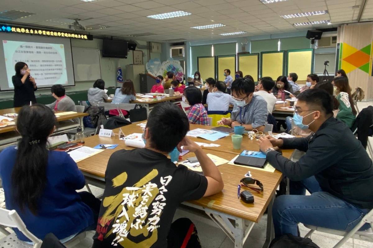 新北市7校12社群推動促進自主學習課堂教學實踐推廣計畫，教師多次進行研討