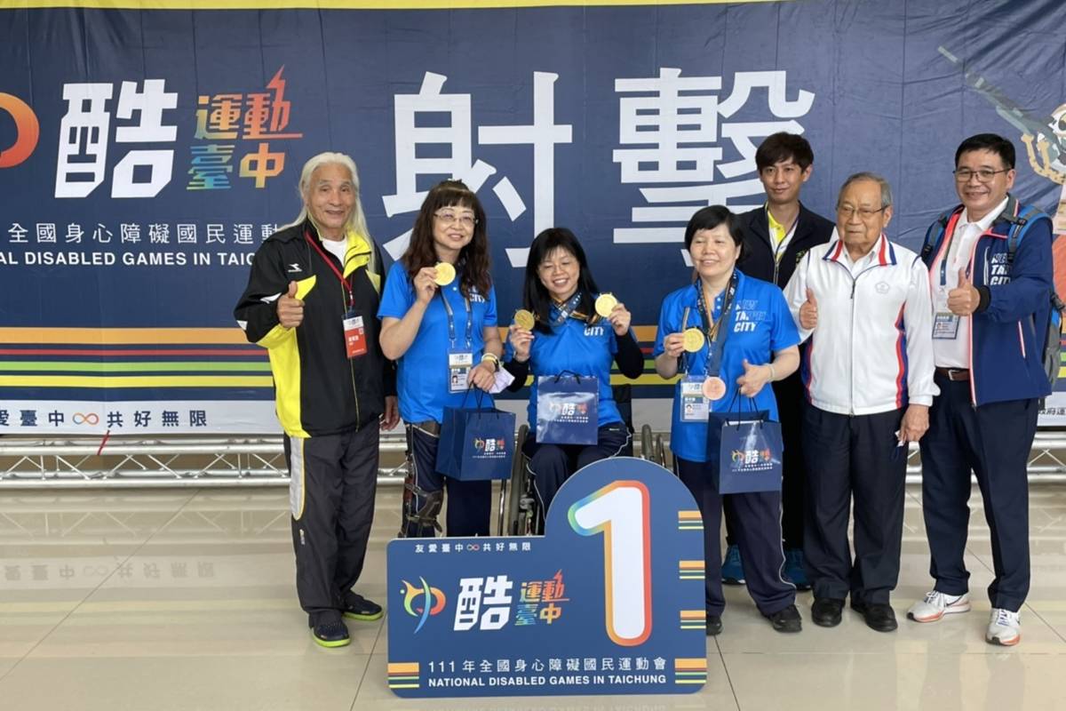 呂玉玲、張梅英、陳雅婷三人拿下肢障女子組射擊10公尺空氣手槍團體賽金牌