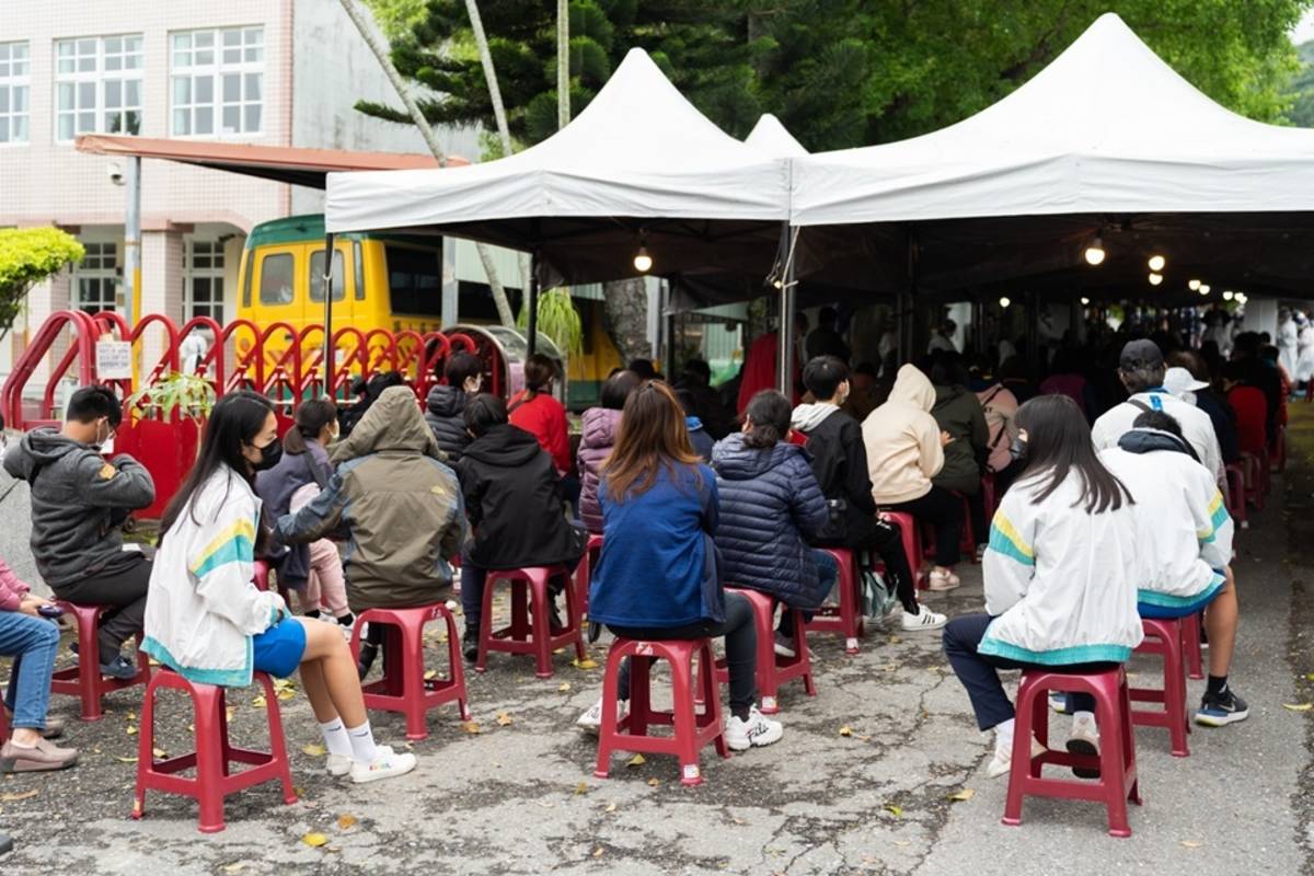 臺東縣府今早於初鹿國小側門設置快篩站。