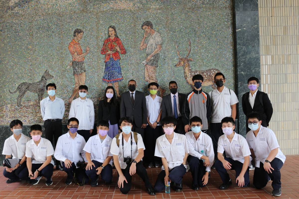 學生校園英語導覽 陳景容壁畫  三人行必有我師