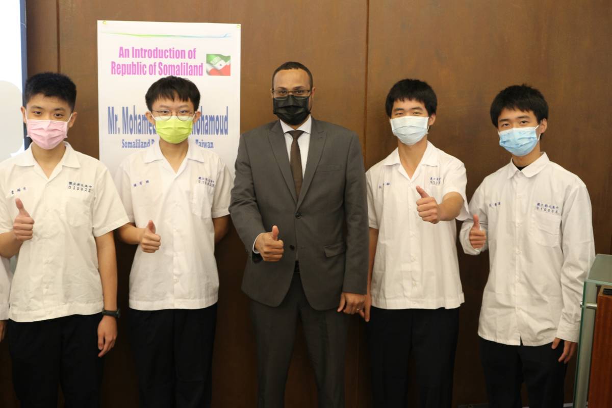 非洲索馬利蘭駐臺代表穆姆德到彰化高中演講，由學生導覽接待