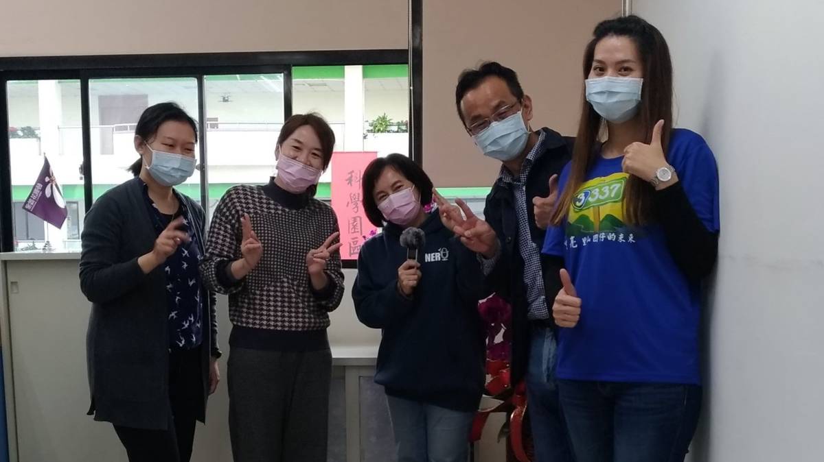 嘉義縣教育處教發科承辦人周畹萍及科長黃媛楟及大埔國中小校長林子欽及教務主任李佩馨(左至右).jpg