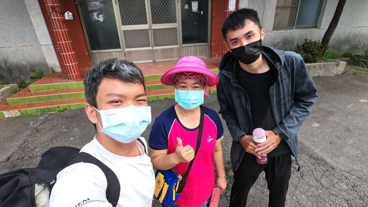 建山部落好客的黃靜華大姐(中)化身部落導覽員帶南橫願景工程隊認識部落