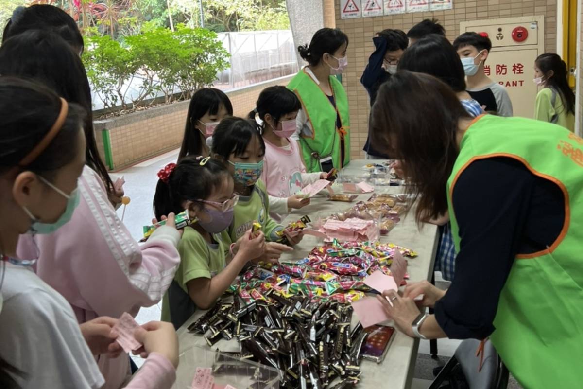 全校老師和近百位家長志工協力，為孩子規畫一場寓教於樂的兒童節活動