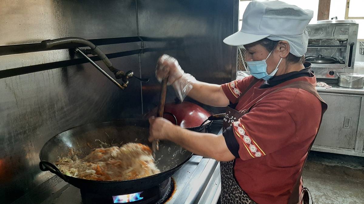 協會成員陳秀美負責料理午餐