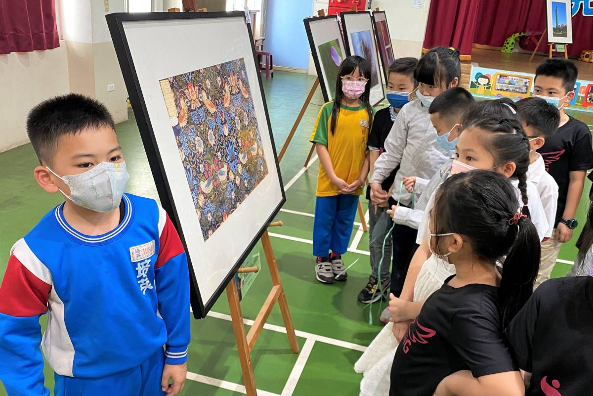 培英國小三年級學生張宇棠擔任小小導覽員解說藝術家作品