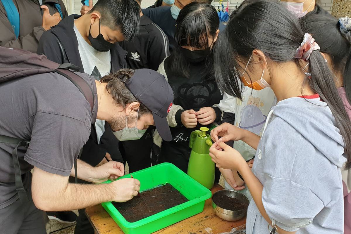 瑞亭國小學生教西班牙大學伴馬驀然種下玉米、綠豆、黃豆、紅豆的種子，約定三個月後回來一起收成(出處國際學伴ICL計畫臉書粉絲專頁)