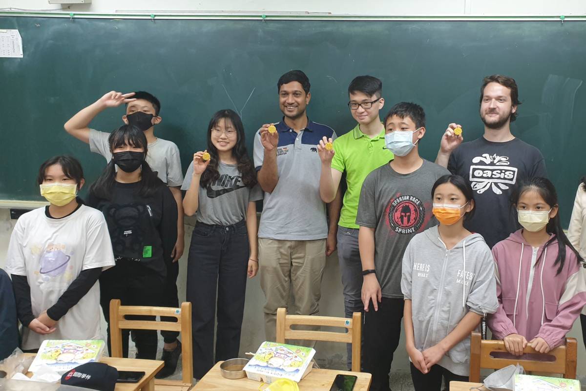大學伴康旼、蘇愷瑞、吳承旌及馬驀然展示和瑞亭國小學生一起DIY的綠豆糕(出處國際學伴ICL計畫臉書粉絲專頁)