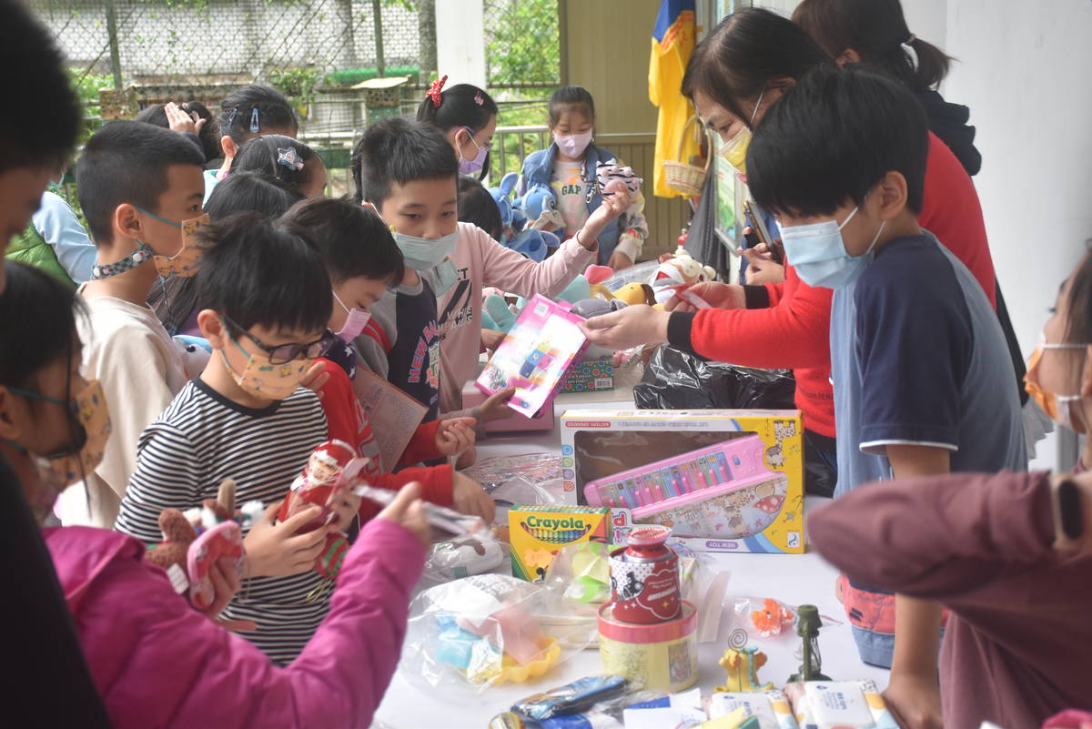 東山國小跳蚤市場義賣所得將捐烏克蘭