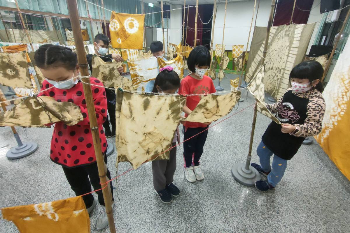 東山國小利用中央餐廚廢棄不用的洋蔥皮來進行「洋蔥熱染」