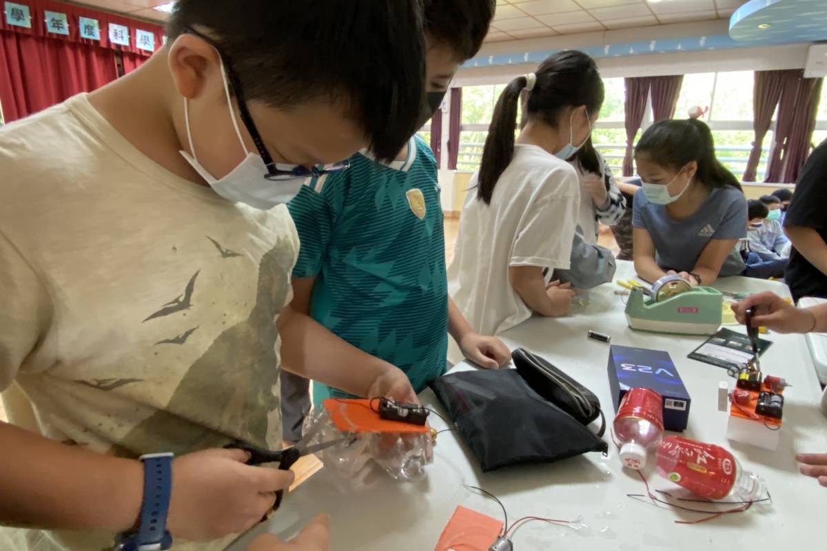 雙峰國小孩子們以團隊合作的方式產出躁動車