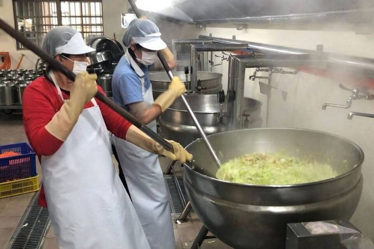 午餐人員煮菜情形（臺南市政府提供）