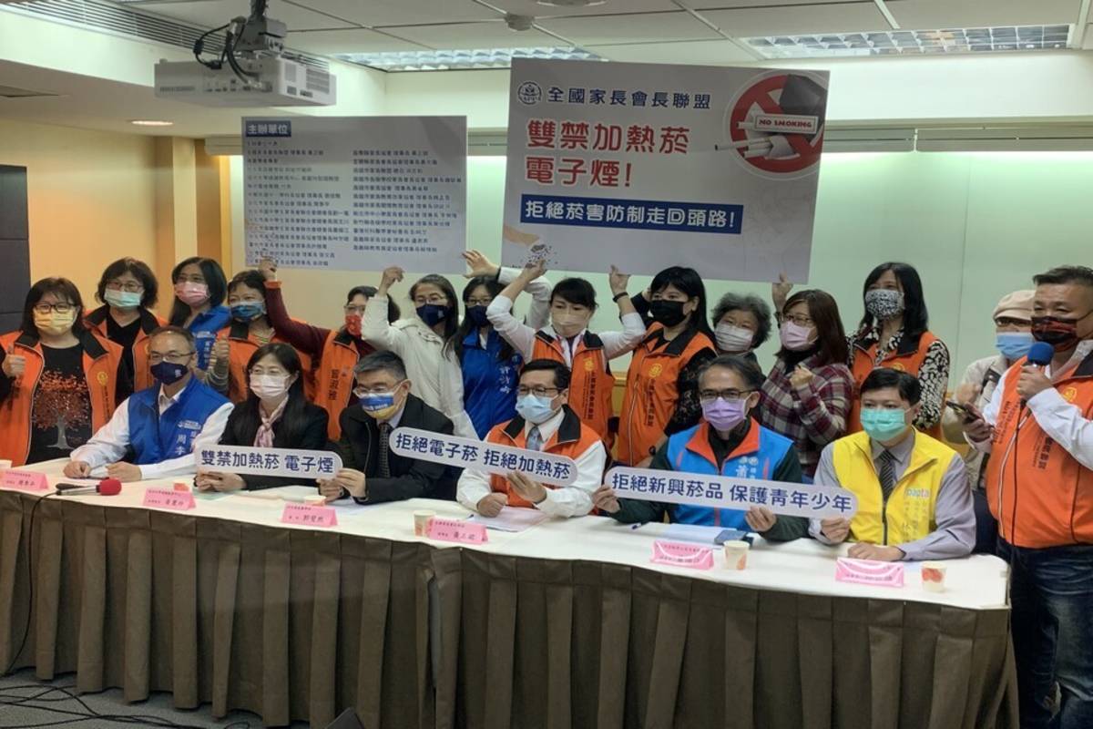全國家長會長聯盟「雙禁加熱菸電子煙」記者會大合影