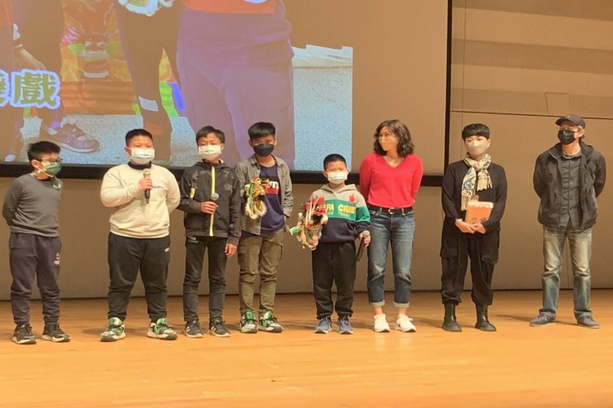 臺中龍港國小創作團隊「少年男子漢」分享作品《石獅子與布袋戲》的創作心得