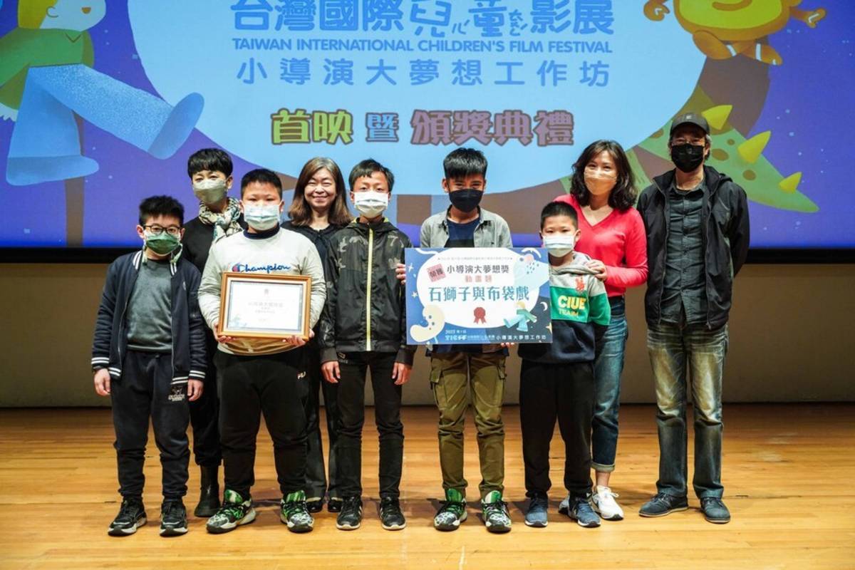 2022台灣國際兒童影展「小導演大夢想獎–動畫類最佳影片」由台中龍港國小師生團隊「少年男子漢」創作的《石獅子與布袋戲》拿下 (公共電視提供)