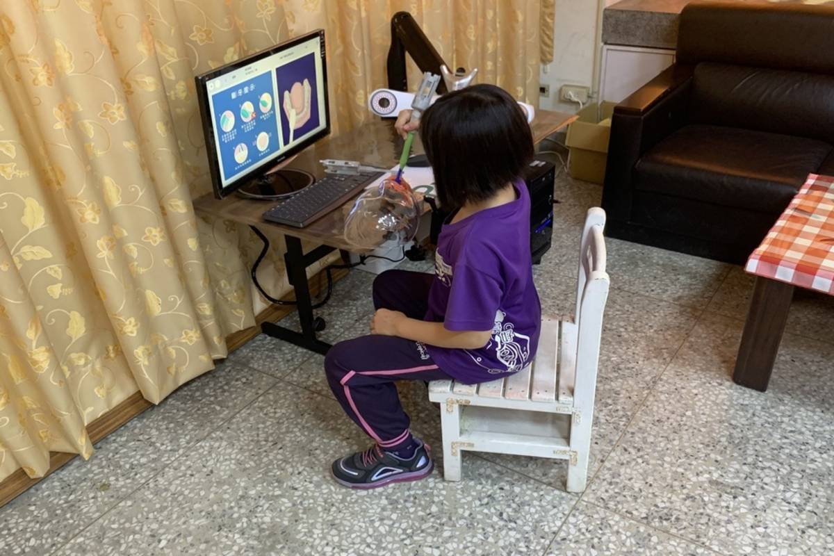 學生實際操作刷牙機進行潔牙訓練 (教育部提供)