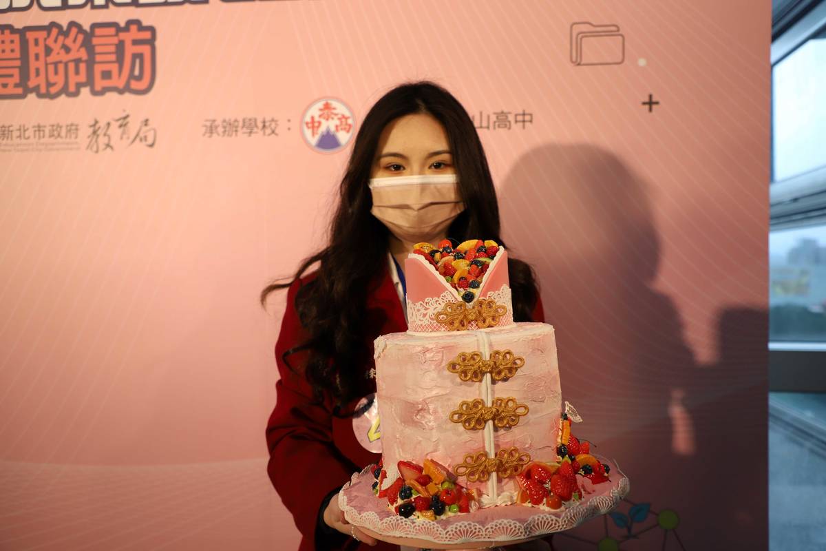 新北市111年技職自主學習成果競賽，復興商工徐子涵仿真黏土手作甜點製作過程獲特優