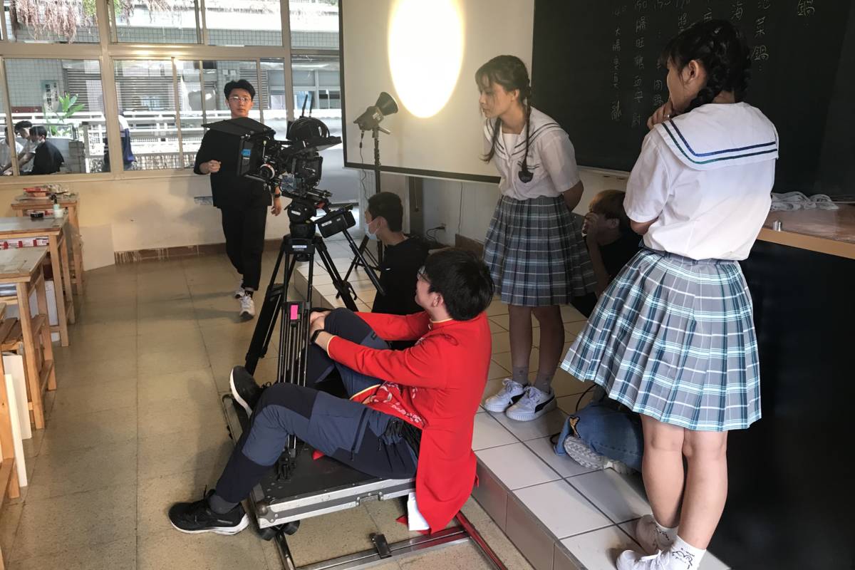 新北市111年技職自主學習成果競賽，鶯歌工商學生第23屆畢業音樂錄影帶《謝謝你陪我》拍攝過程獲特優