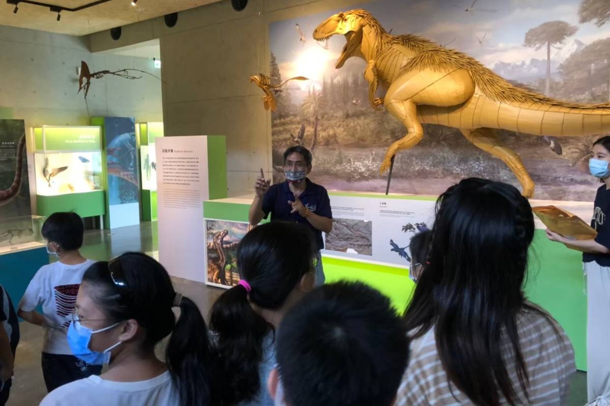光榮實小學生參與化石園區「恐龍與鳥演化故事」特展，探討生命起源。