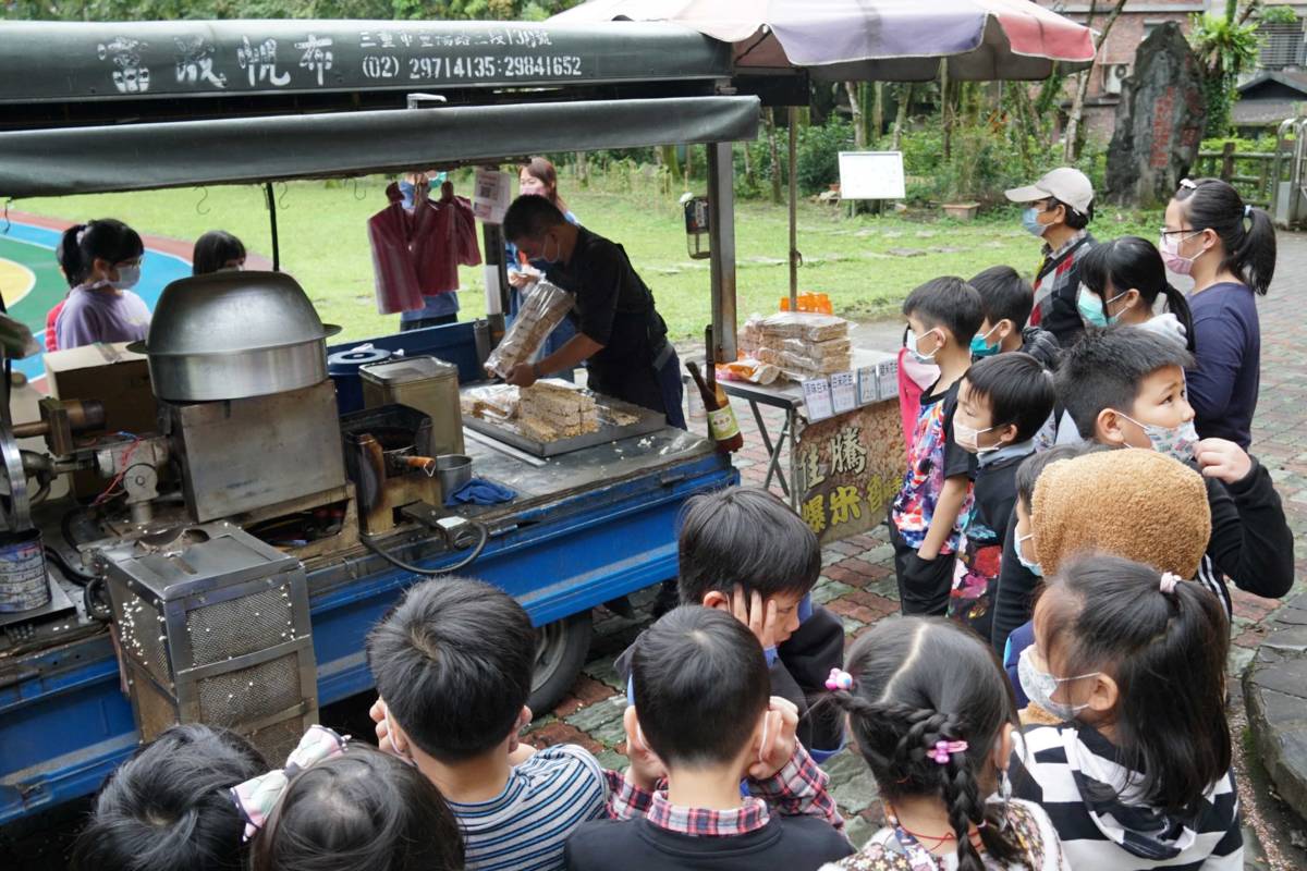 龜山國小把爆米香車開進校園
