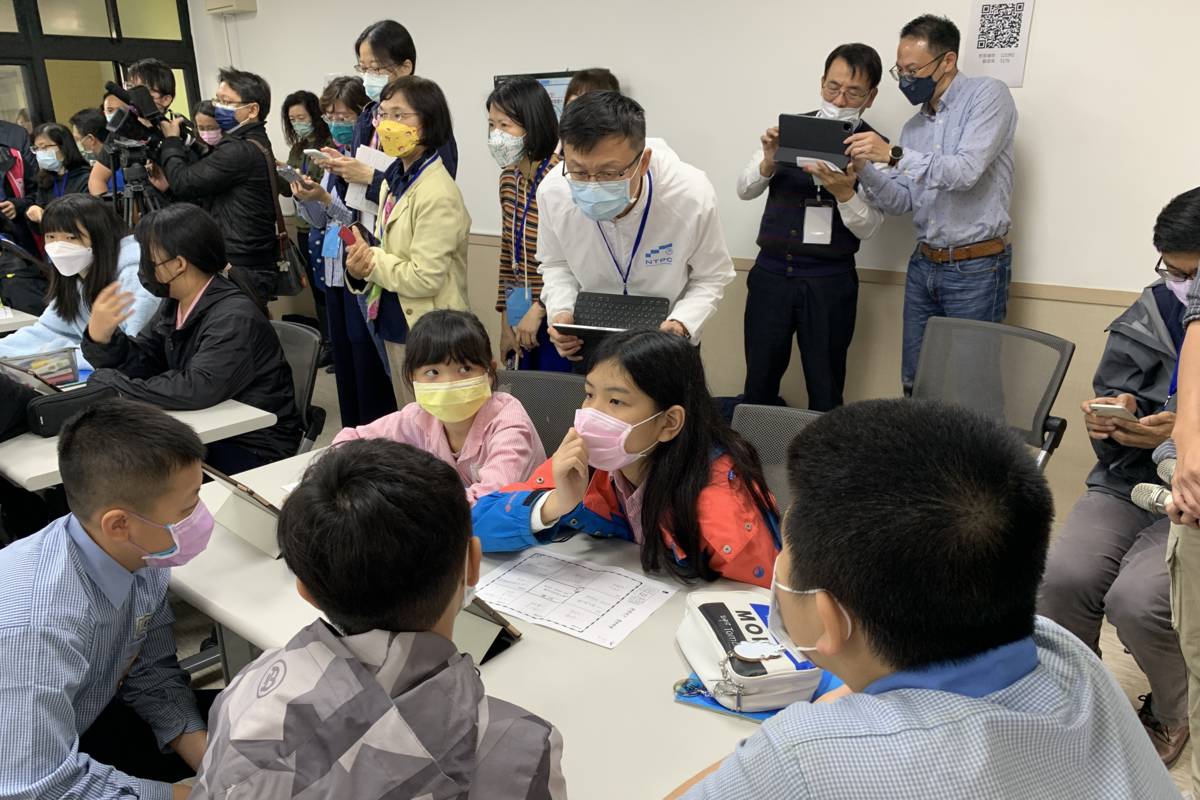 張明文局長與觀課教師運用數位技術進行觀議課