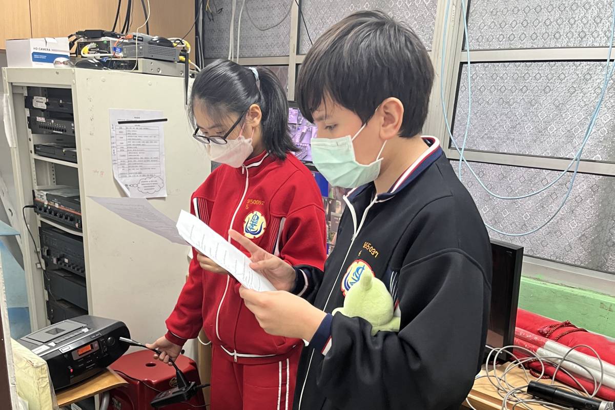 忠孝國中學生嘗試於課間進行全校英語廣播