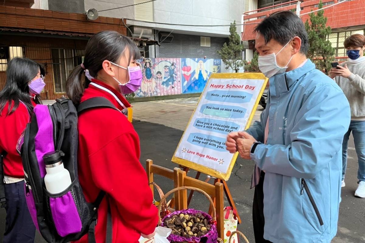 忠孝國中出國日，學生進校門用英語與師長打招呼
