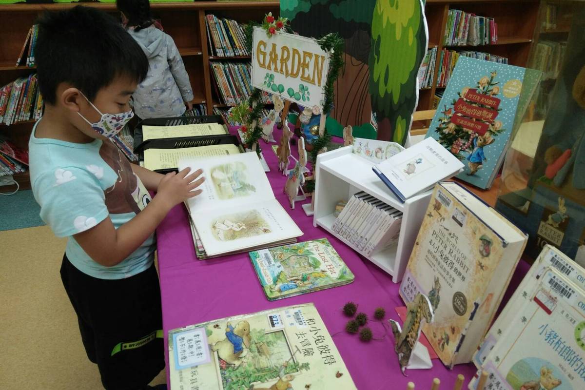 適逢彼得兔誕生120周年，大橋國小舉辦「彼得兔120週年主題書展」