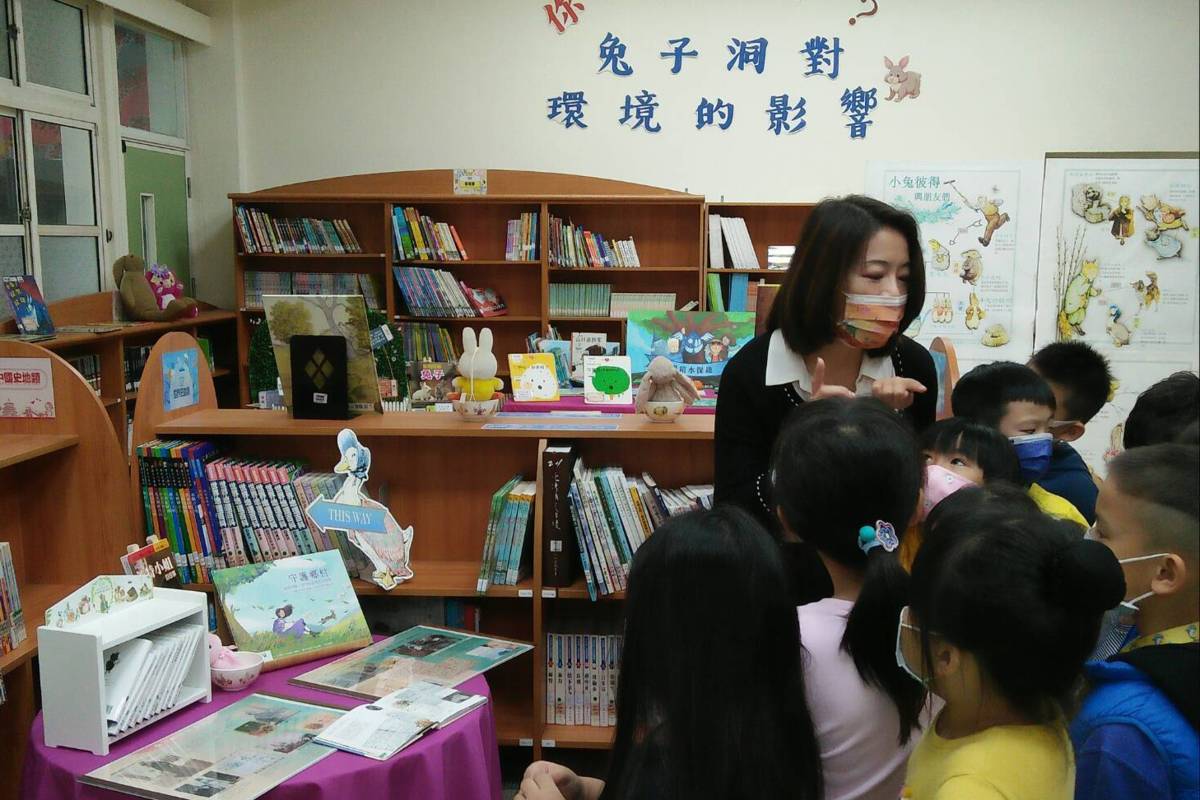 大橋國小白玉玲校長親自為孩子們進行導覽


