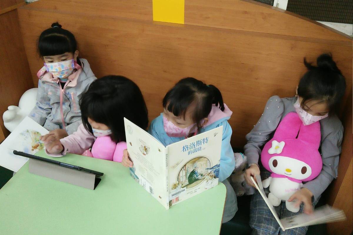 大橋國小的孩子們沉浸在彼得兔的故事中