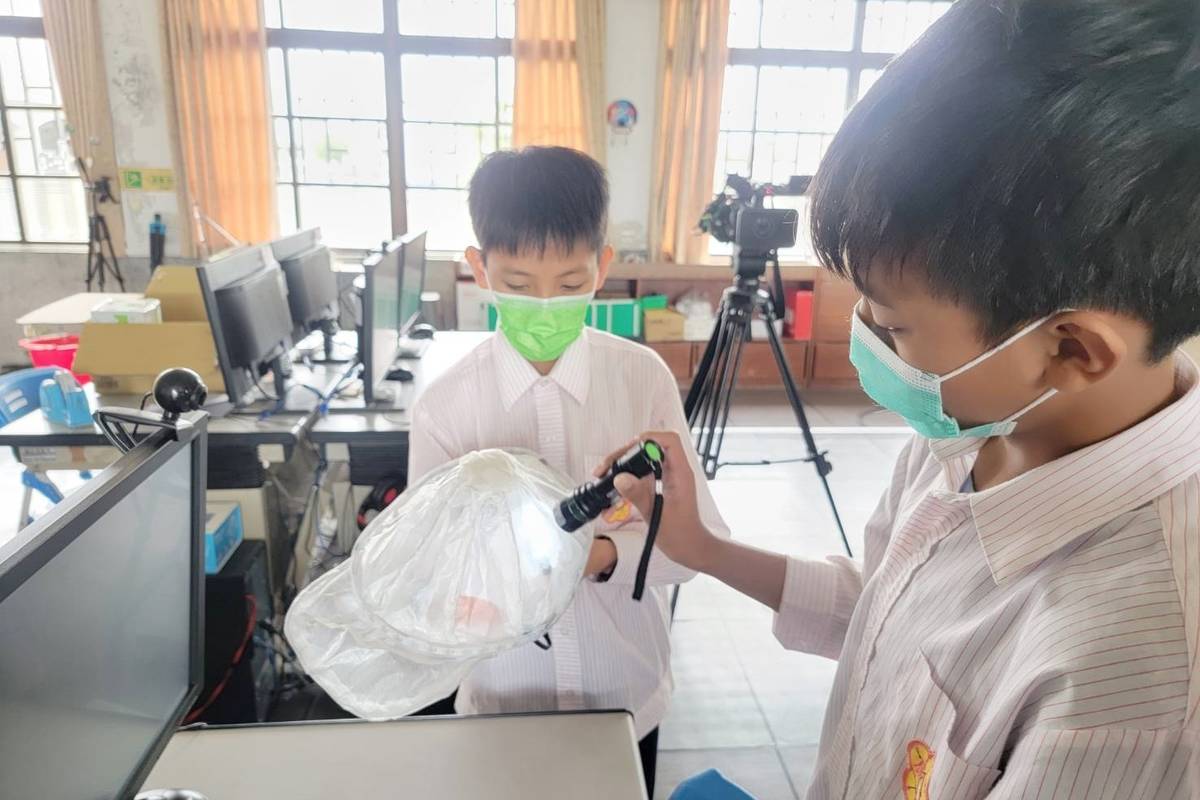 臺東康樂國小學童設計「自動遮陽帽」，能夠偵測光源，自動旋轉帽沿。