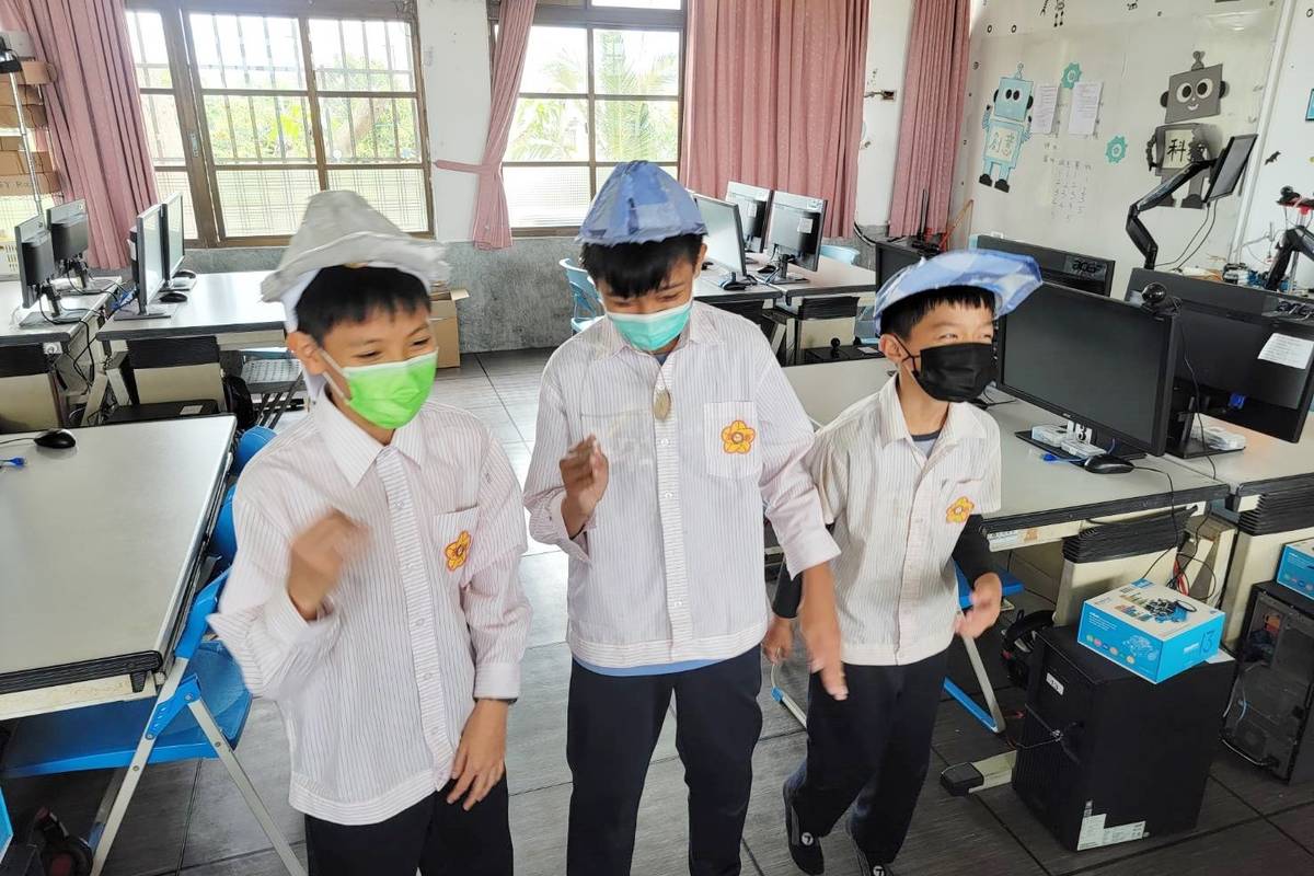 臺東康樂國小學童設計「自動遮陽帽」，能夠偵測光源，自動旋轉帽沿。