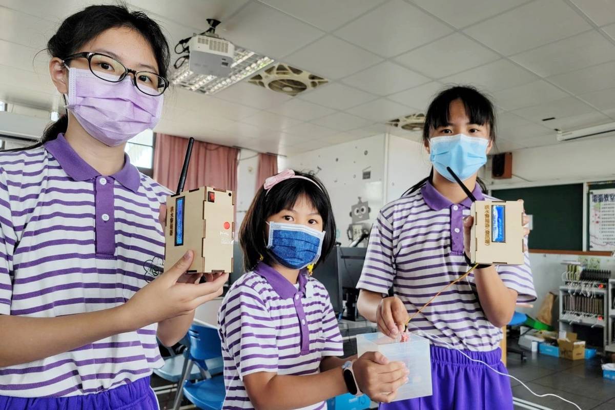 康樂國小學生設計「山洪警報器」，可隨身攜帶，安裝在上游感測水位高度並發出警示訊號，有利緊急疏散。